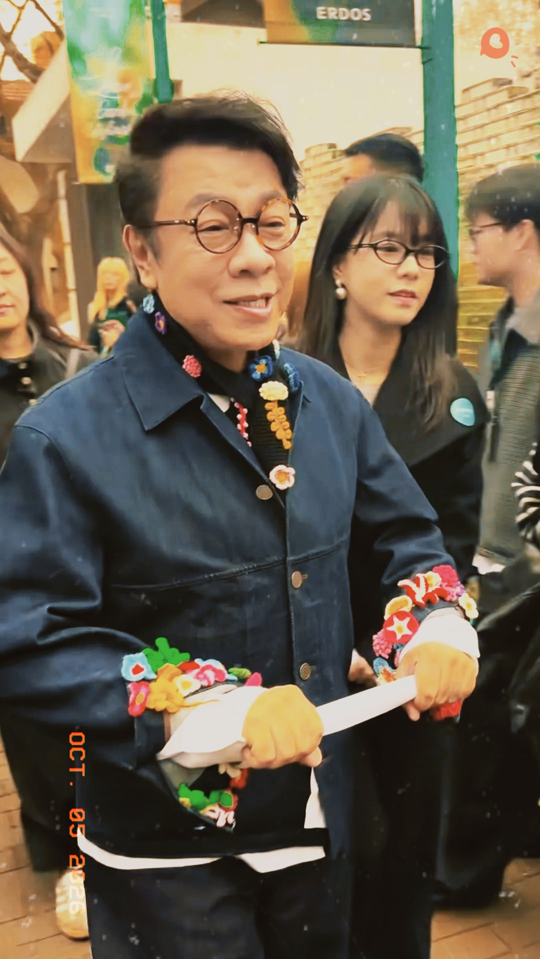 蔡康永这件事曝光之后，第一个站出来切割的，是才合作短短一个月的零跑汽车！
品牌连夜发出正式声明，下线所有相关宣传物料，还保留追究法律责任的权利！
 
声明特意写明，蔡康永只是短期合作的参与艺人，并非品牌代言人！
官方微博、宣传短片全部清理干净，《时尚芭莎》也紧跟着删掉相关内容！
 
很多人感慨，现在