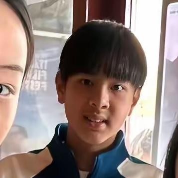 同样是吴尊家里出来的孩子，14岁的NeiNei和11岁的Max同框，画风简直不像生活在同一个图层。
姐姐白白净净、身材高挑，镜头前亭亭玉立，一眼看过去就是妥妥的名媛千金既视感。
转头再看弟弟Max，整个人晒得黑黢黢的，人中那儿还隐隐冒出了一圈细软的小胡茬，被不少人挑刺说“看着灰头土脸，爹妈也不管