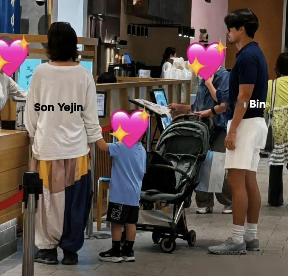 胡子拉碴、穿得像个路人，这竟是玄彬？
昨天下午，网友偶遇玄彬孙艺珍带3岁儿子逛街。孙艺珍看着还行，玄彬胡子拉碴，穿得比路人还素。
2022年3月结婚，11月生娃，孩子才3岁多。孙艺珍产后几乎隐身，玄彬拍戏带娃两头跑。
这会儿孙艺珍新剧9月18就上线，玄彬也有戏在拍。婚前两个顶流，如今一个急着回