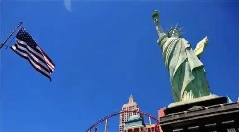 美国人曾问一位中国朋友：为什么中国没有世界名将？而我们 美国 却很多。中国朋友反问他： 麦克阿瑟 ， 李奇微 ，克拉克算不算世界名将？美国人回答：当然算了。
 
中国朋友没再争，只问了一句：“那你知道左宗棠吗？”
 
美国人摇头。
 
中国朋友说：“他收复了新疆。”
 
美国人愣了一下：“新疆我知道