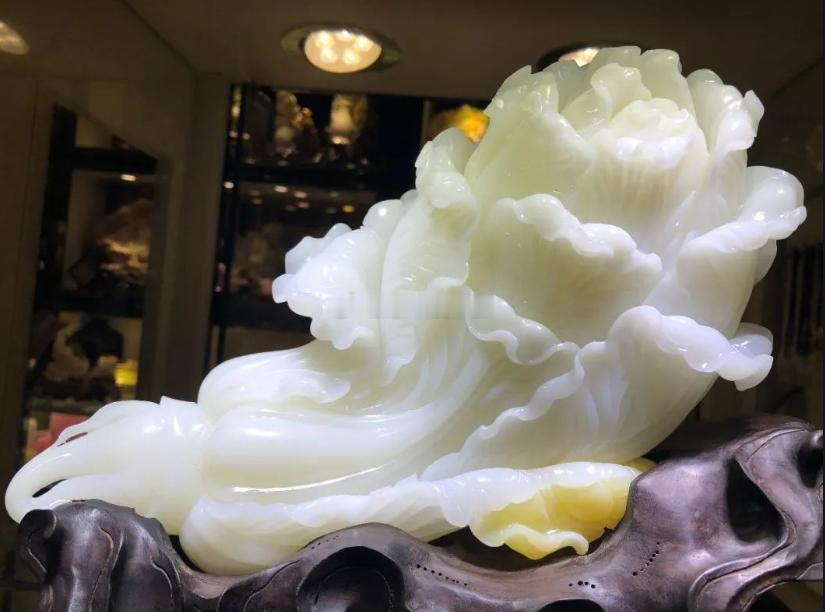 这次国庆回老家过节，也顺道回了趟出生的乡下看看。毕竟在那里长大，一草一木、一砖一瓦，都是满满的回忆。可一进家门，愣住了——屋里墙上的电线被人抽了个精光，插座面板也全撬走了，只剩几个黑洞洞的窟窿看着我。我站在那儿，真是又好气又好笑：偷电线、偷插座，这能卖几个钱？几十块？一百块？冒着被抓的风险，折腾这么一趟，就为了这点东西？我不是不理解穷，我也见过真正困难的人。但穷不是偷的理由。你手脚健全，去工地搬一天砖也有二百块；你哪怕捡废品，一个月也能糊口。非要走这条路，说白了不是穷，是懒，是贪，是心存侥幸。我家里确实没什么值钱的东西，所以一直没装监控，觉得没必要。这下好了，小偷替我做了决定——不装也不行了。也算是花钱买教训吧。但我还是想对那位“朋友”说一句：伸手之前，先想想后果。 夜路走多了，总会遇见鬼的。你今天偷的是电线，明天可能就偷到别人家里去；今天没人抓你，不代表永远没人抓你。这世上没有不透风的墙，也没有永远不被发现的贼。等到那一天真的来了，后悔就晚了。算了，不气了。明天找人把线路重新拉好...