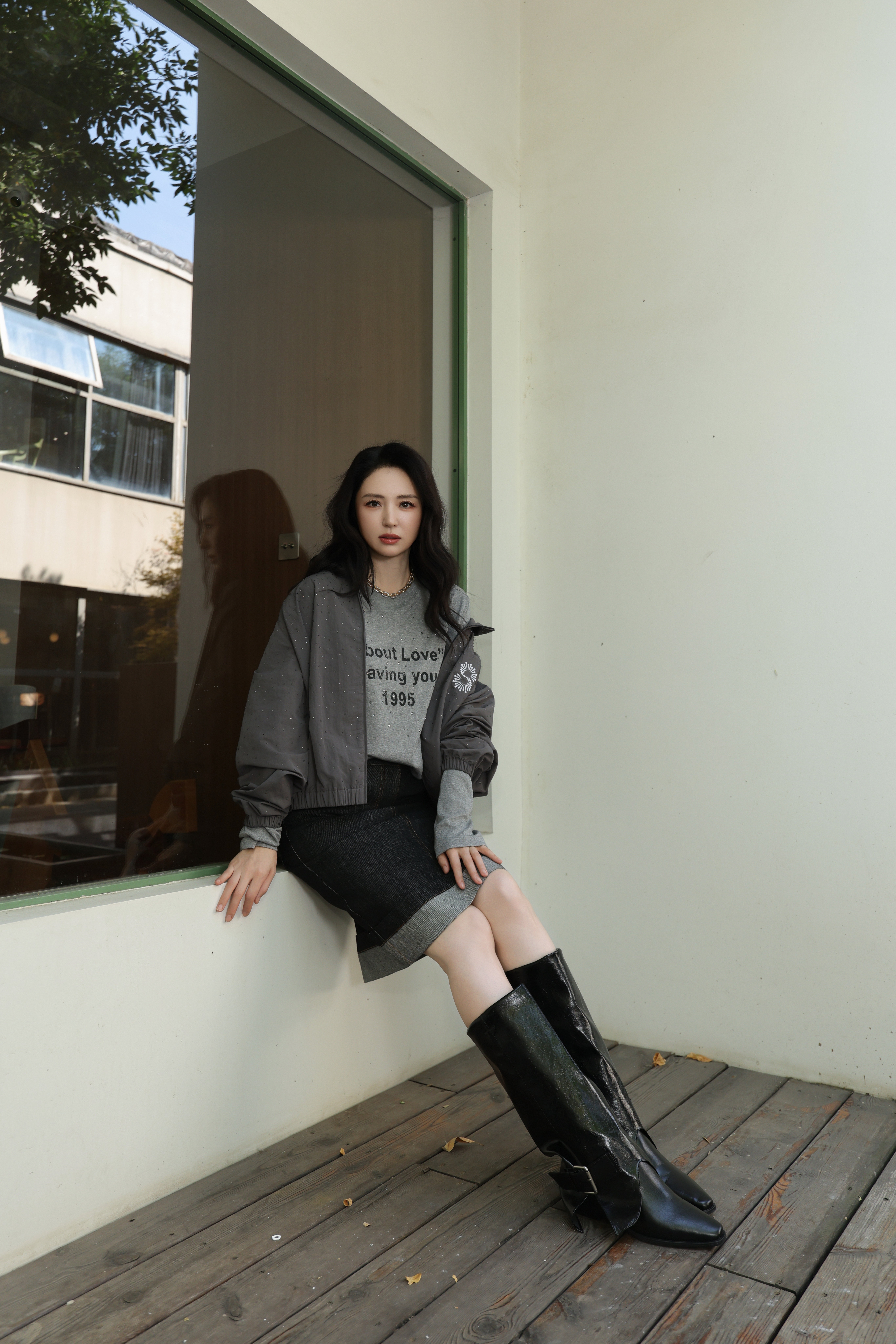 收录董璇的秋日街拍📷
感受不费力的秋冬氛围感
-
Look1👢
灰色系上衣搭深色牛仔半裙
复古时尚堆堆靴以金属扣饰简约点缀
在利落中透着都市摩登
-
Look2👢
深灰修身上衣搭配卡其色百褶半裙
步履间是云云西部靴的温柔
反绒材质与羌绣云纹呼应着秋冬的旷野气息
营造出温暖的秋冬氛围感
-
与董璇一同 ​