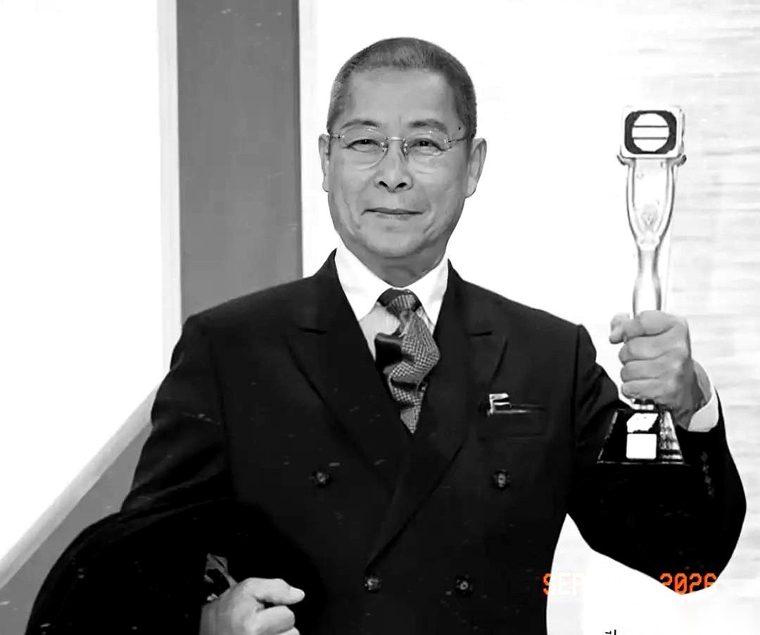 这篇关于九十四岁老戏骨刘兆铭离世的九月报道，就冷冰冰地摆在我的屏幕前。
九十四岁的他，曾经是让刘青云、吴镇宇弯腰恭敬喊一声“铭叔”的影坛前辈，是《倩女幽魂》里雌雄莫辨的树妖姥姥；但此刻，这个名字背后的标签，只剩下七种慢病、一台轮椅，和一场连呼吸都要拼尽全力的漫长告别。
他这一生，巅峰时刻太多。
年轻