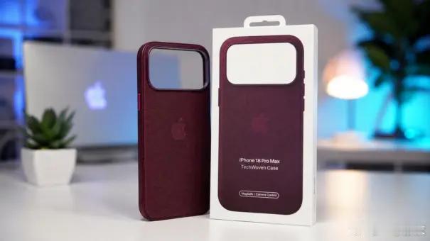 #iPhone18ProMax渲染图曝光##iPhone18ProMax手机壳曝光#临近秋季发布会，多款适配iPhone18 Pro Max的保护壳样品提前流出，第三方厂商依据泄露CAD模具开模，勾勒出新机外观轮廓，不过样品仅供参考，最终真机以苹果发布会为准。
 
从曝光壳模来看，整机轮廓与上代相近，镜头开孔依旧是横向三摄矩阵，但镜 ​
