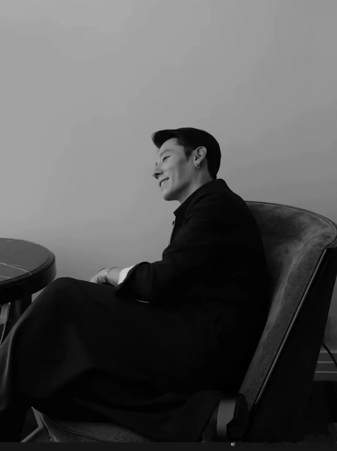 #蒋奇明[超话]# 好想离你近一些，不管是距离还是心 ​
