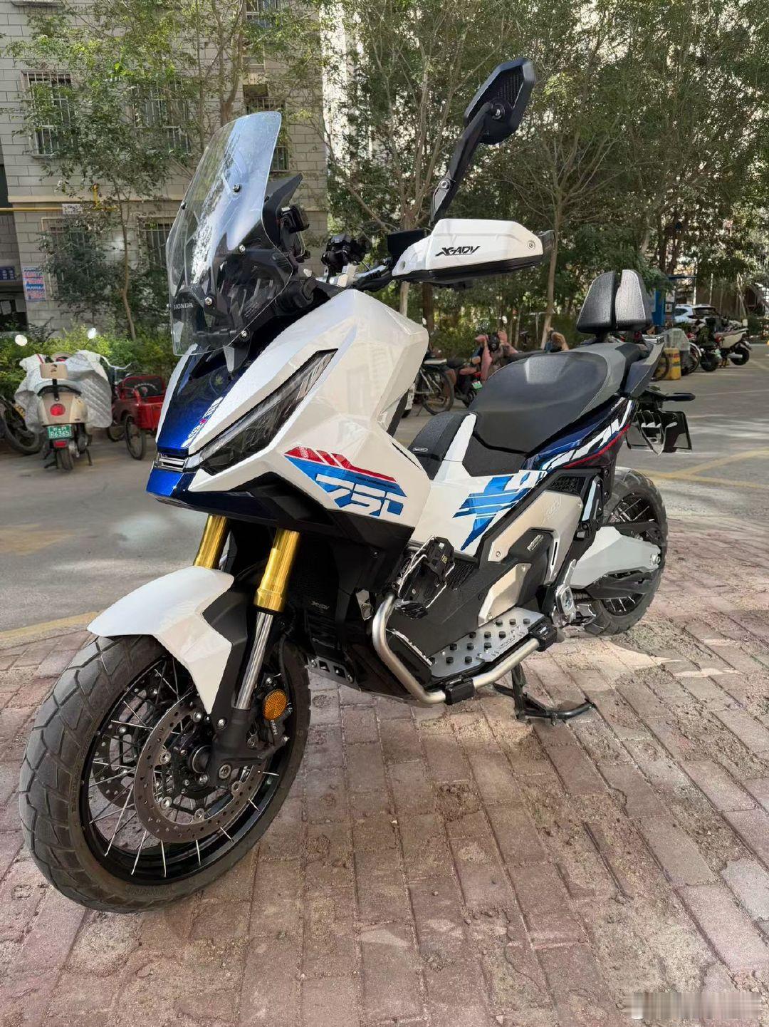 26款xadv750，一手，五千公里，全车车衣，改装无线充 奇迹胎压监测 站立骑行脚踏 底盘护甲 水箱护网  全车隐形车衣 水杯架  手机支架 后靠背  专用内桶护垫 护杠  脚踏装甲 加大风挡 排气筒防摔块，价格合适。#本田[超话]# ​