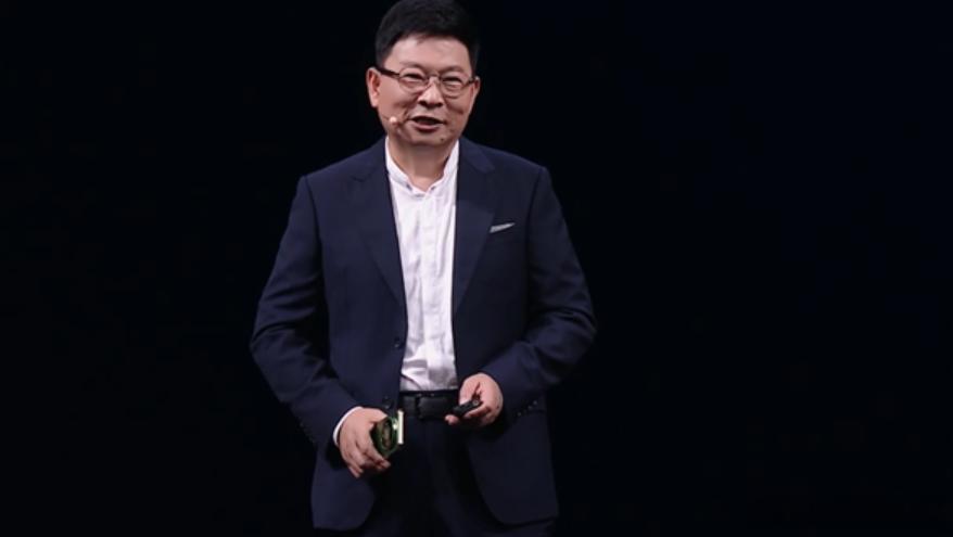 余承东直言阔折叠这个方案，华为早就先做出来了，去年就做好了大小两款机型，只是忙着搭建鸿蒙生态，大屏版才拖到今年 4 月才上线。

华为在折叠屏赛道已经深耕 8 年，还大方表态欢迎苹果进入这一赛道。

行业互相内卷，产品才会越做越好，最后占便宜的还是咱们普通消费者。

 ​