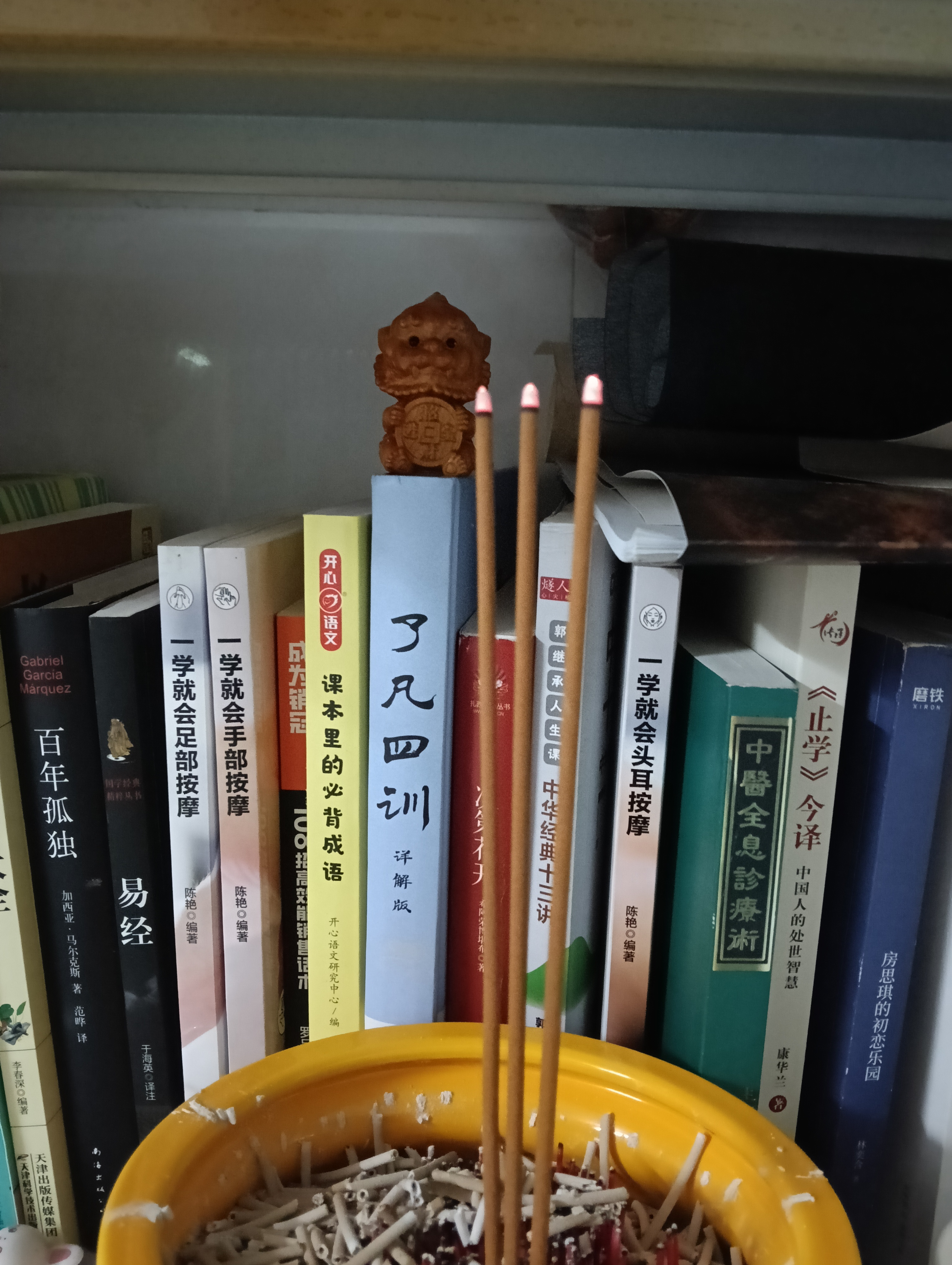 指间划过，《出师表》的句子闯入眼底。鼻尖猛地一酸，像静默的地层，被千年前一缕不灭的余温骤然叩动。

“臣本布衣，躬耕于南阳。”

这七个字，是一道符。瞬间开启的，不是隆中对策的风云，是我父亲的一生。

他才是真正的“布衣”，粗粝、坚实，如同他脚下深耕的土地。他未曾“苟全性命于乱世”，却在八口之家的生