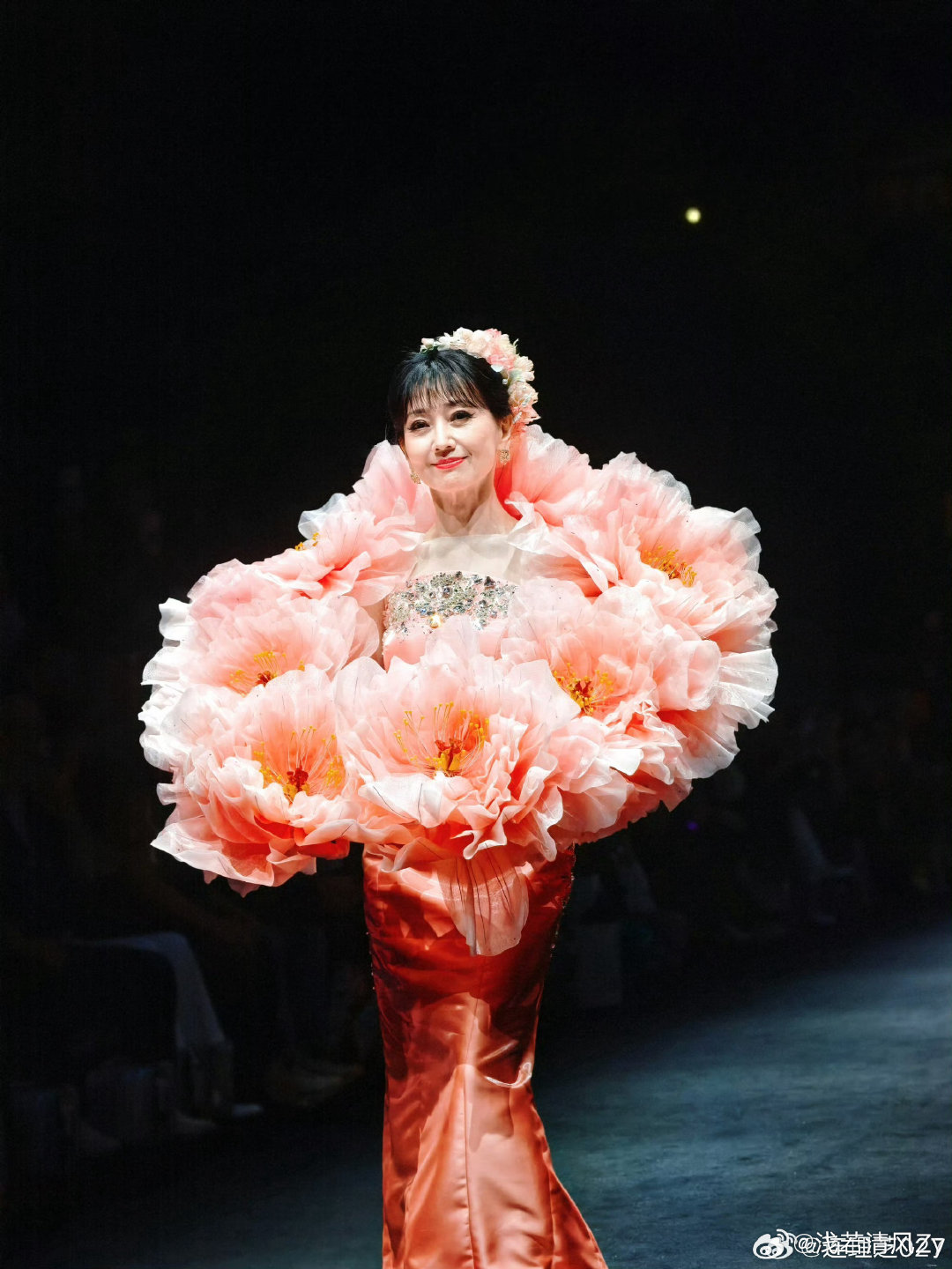 #73岁赵雅芝窈窕亮相北京时装周##让世界看见中国美##赵雅芝[超话]##赵雅芝# ​