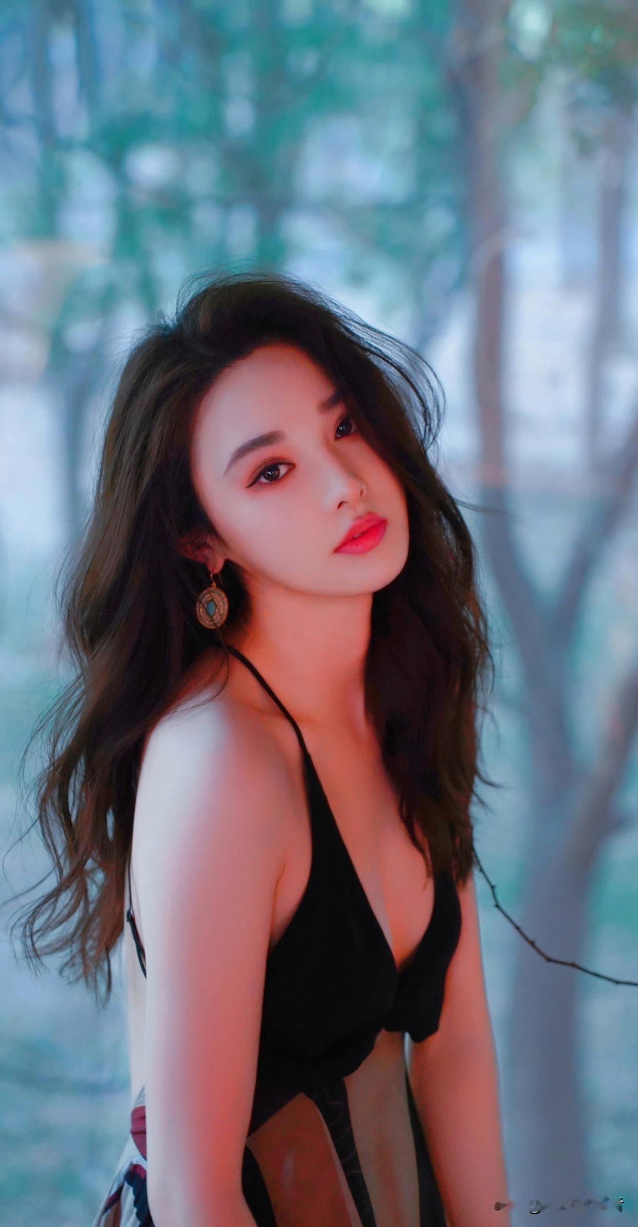 彭小苒绿林黑裙大片，把冷艳仙气玩明白了！  彭小苒这组绿林黑裙大片直接...