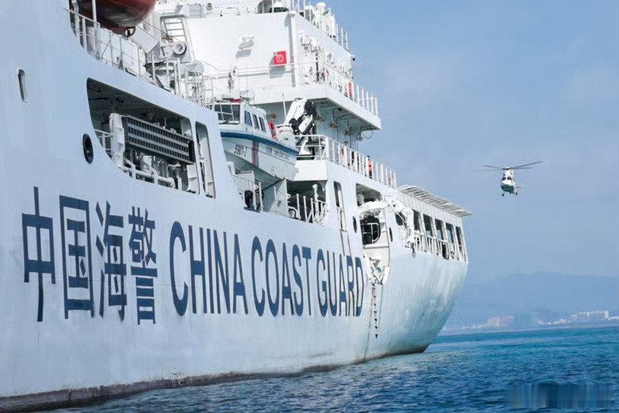 #直击海警直9高难度飞训# 近日，中国海警局南海分局某部开展多课目、高难度飞行训练，锤炼执法员全时段过硬本领。随着指挥员下达指令，数架战鹰飞赴目标海域。舰机协同搜救训练、航空维权执法训练……看现场↓（央视军事）#加快建设新时代航空强国#  ​​​