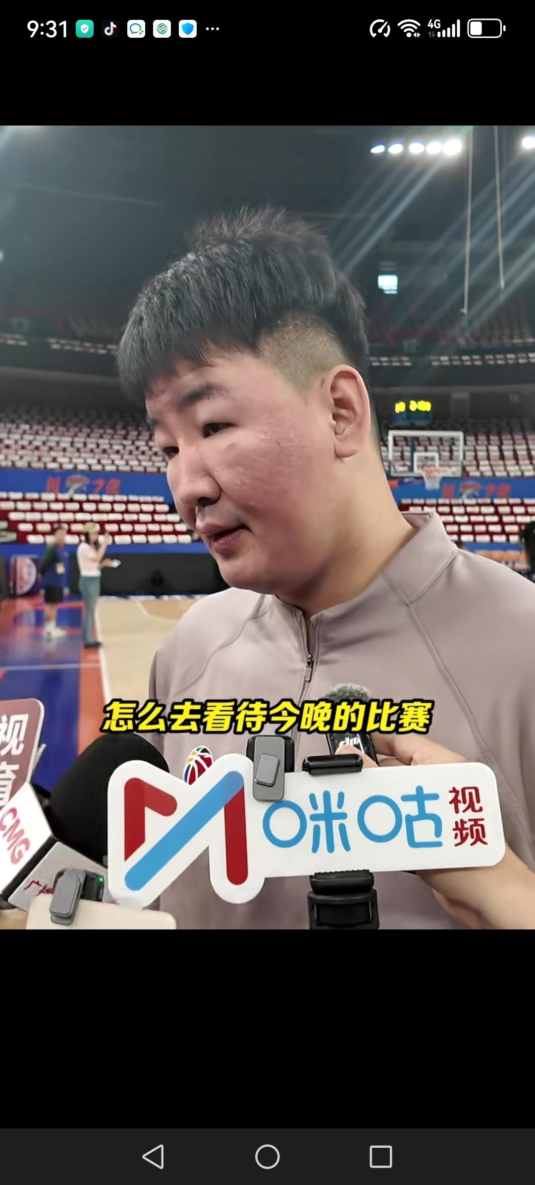 顾全作为主教练的第一场CBA正赛，68比102，输了34分。
深圳队休赛期几乎没拆阵容。贺希宁、王浩然、李慕豪、容子峰全部留队，三名外援约翰逊、史密斯、巴吉全部续约。上赛季打进四强的那套人马，原样搬过来。唯一动过的地方在教练席：34岁的顾全，队史得分王，脱下球衣坐了上去。10月16日客场打卫冕冠军上