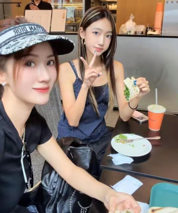 李念的14岁女儿卡卡，看着好有时尚范儿啊