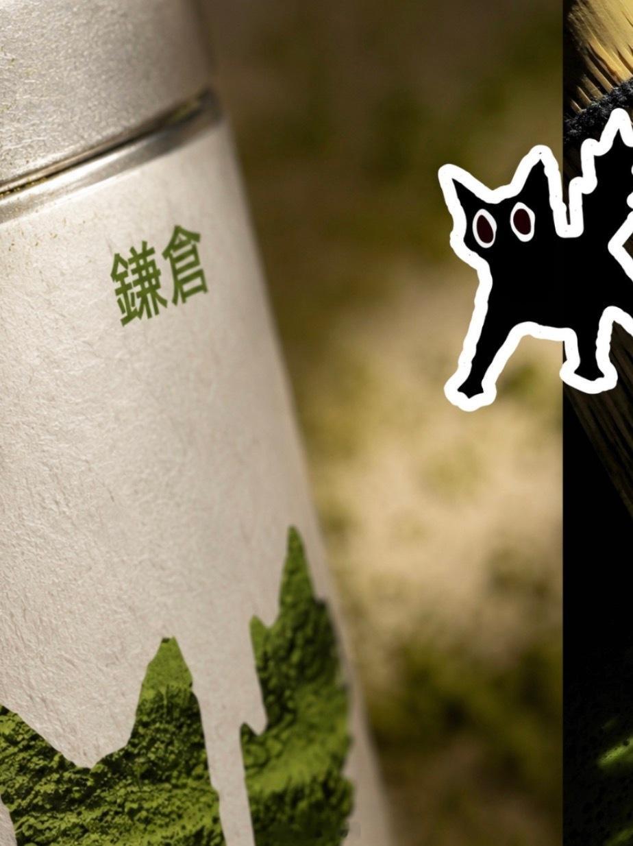 鲜如海味，仿佛亲手剥开一只鲜蟹 包装以螃蟹为核心视觉元素，突出海鲜食材的真实感与新鲜感。罐身采用高度写实的螃蟹图案，环绕罐体呈现，仿佛螃蟹正拥抱并守护着内部金黄浓郁的蟹黄，以此传递保留食材天然鲜味的设计理念。
包装正面的蟹钳造型贴纸可以撕开，模拟亲手剥开蟹壳的动作。这一互动设计增加 ​