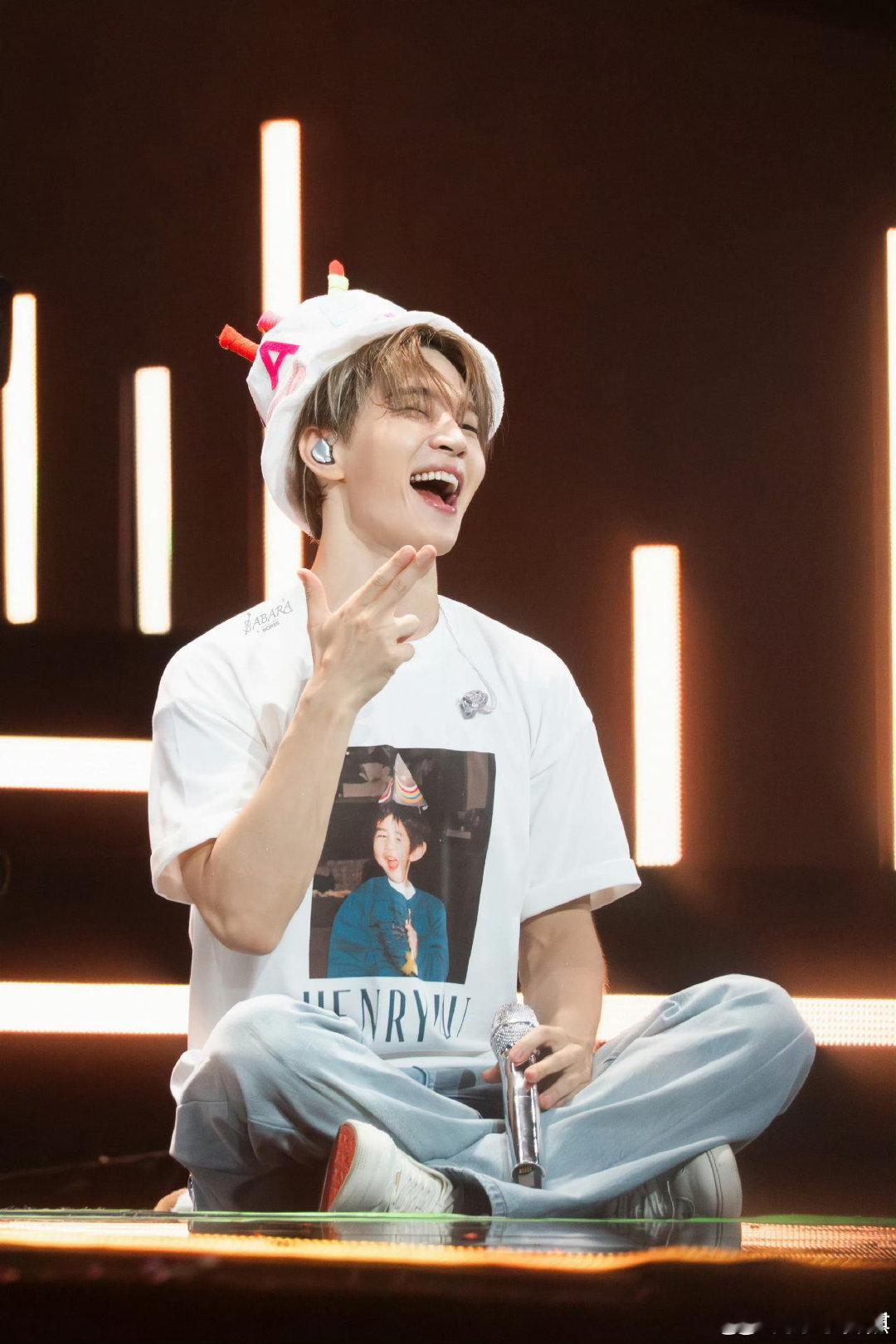 #刘宪华演唱会小提琴被调包了# 应该是最有意义的生日了吧，实现了生日愿望，开演唱会，还在演唱会当天和最爱的琴弦一起过生日，还有团队的各种惊喜part，这个偷换小提琴真的是太用心了，好吃吗我的老板，生日快乐呀 ​