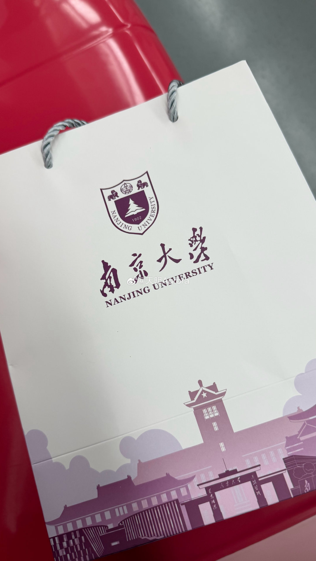 看了张韶涵演唱会[打call]
帽子给看没了👿👿
还好仙林校区有货
再来买一顶 姐姐下一场见～ ​