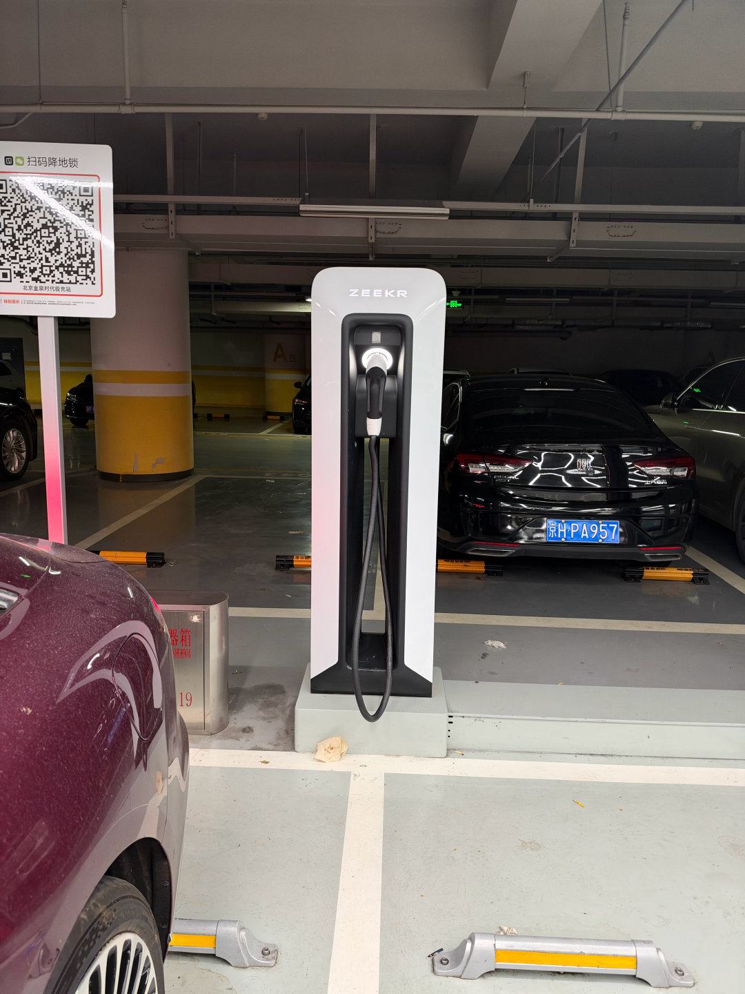 感觉充电速度超过3C以后城区用车基本没有焦虑

临时出去办事儿，一看电不够了，就附近找了个桩子充，享界S9充电，能拉到240kW，桩子吃满。7-8分钟补了两百多公里，就差不多了。

高速5C，城区3C应该是比较均衡的速度 ​