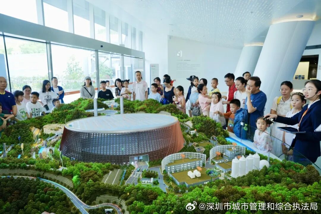 #洁净城市新主张# 近日，2026龙岗“科普馆奇妙之旅”出发啦~硬核科普、趣味游戏、环保手工......没有枯燥的说教，只有身临其境的玩法与惊喜，龙岗把学生课堂搬进了垃圾处理的第一现场，分类的种子也在学生心中悄悄生长。 ​