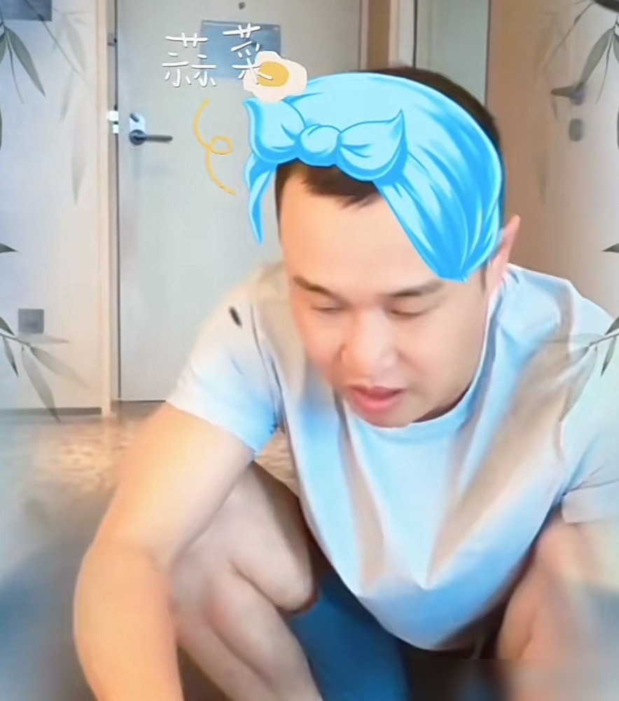 小沈阳在长沙裹着毛巾录节目，被网友封为搓澡三人组，笑死。结果他回室内拍视频，头上还P了条毛巾，自己玩自己的梗。

这哥们在《披荆斩棘2026》一公拿了842票，喜爱度第四，唱功没得黑。升降台打滑那下，他愣是稳住没摔，队友喊他定海神针。

但选人环节，他被拒了九次。九次。台上票数再高，台下组队没人要。