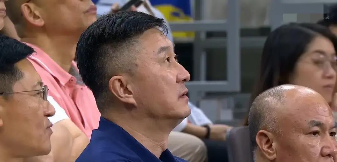 广东男篮打江苏开局落后两分不打紧，要命的是场边还坐着一个随时能用眼神“吃人”的杜锋。
第一节比赛哨子刚响没两分钟，记分牌上广东东阳光0比2落后，现场导播就心领神会地把转播镜头切到了观众席前排。
只见杜指导端坐在那儿，眼睛直勾勾盯着场上十来个小伙子的一举一动，眉心微微拧着，半天都没换个姿势。
熟