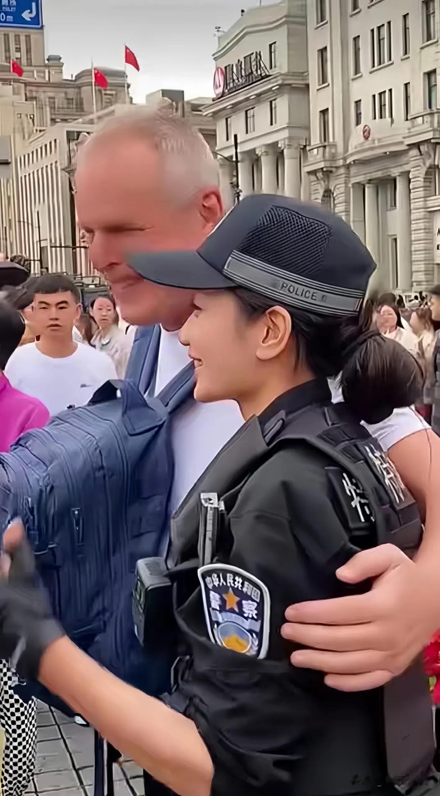 国庆执勤时，一位美女特警火了。

当时有个外国游客想合影，人家特警大大方方答应了，全程笑脸相迎，礼貌得很。

结果拍照那会儿，那哥们儿可能习惯使然，手顺势就往特警肩膀上搭。
这要是换个软柿子，估计也就忍了，毕竟是“国际友人”嘛。

可这位特警反应极快，身体微微一侧，笑着就把对方的手给挡开了。

动作