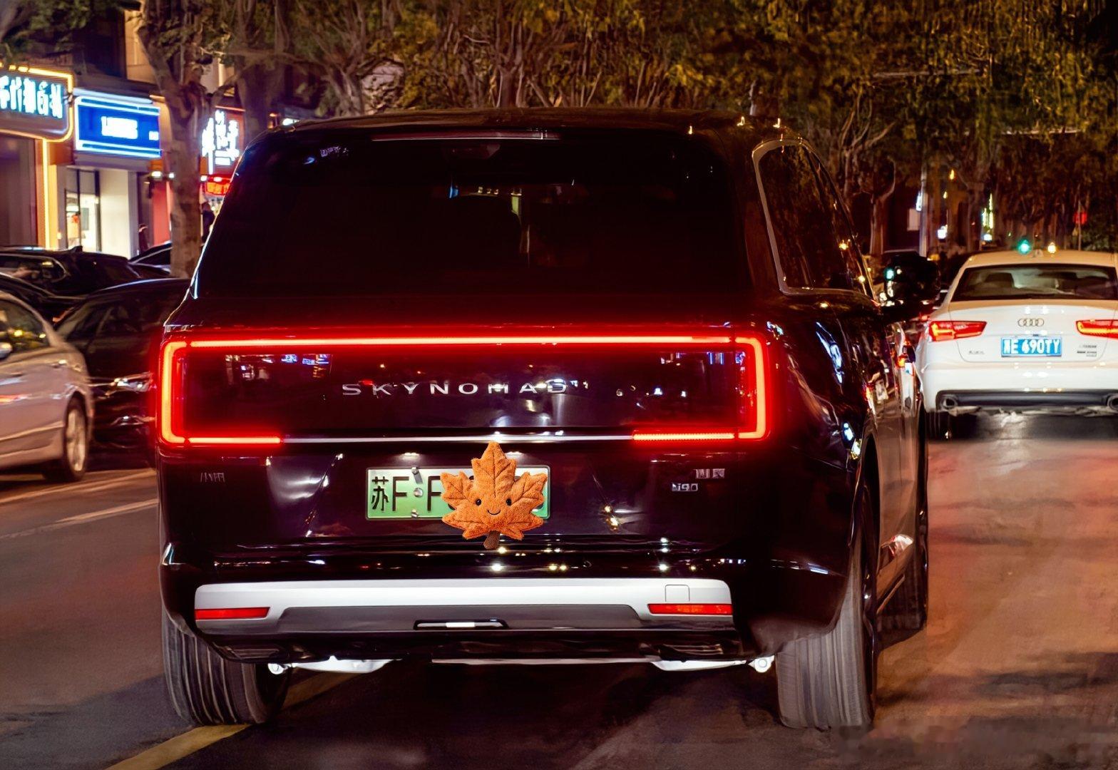 #小米汽车[超话]# 昨晚街头偶遇小米澎程实车，车漆质感细腻高级，立体星环尾灯清透亮眼，车流中的显眼包儿，忍不住一顿拍​
