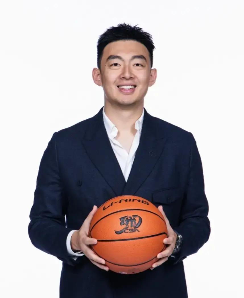 CBA赛场上见过跟裁判争得面红耳赤的，但端着笔记本电脑组团冲上去“开现场复盘会”的，北控男篮绝对算独一份。
暂停哨声刚响，主教练哈里斯还没说两句，总经理刘家成、助教韩硕和刘晓宇，连带着视频剪辑师全围了上去。屏幕直接怼在当值裁判眼皮子底下，一帧一帧抠慢动作。
这场面乍一看确实唬人，专业、现代，甚至