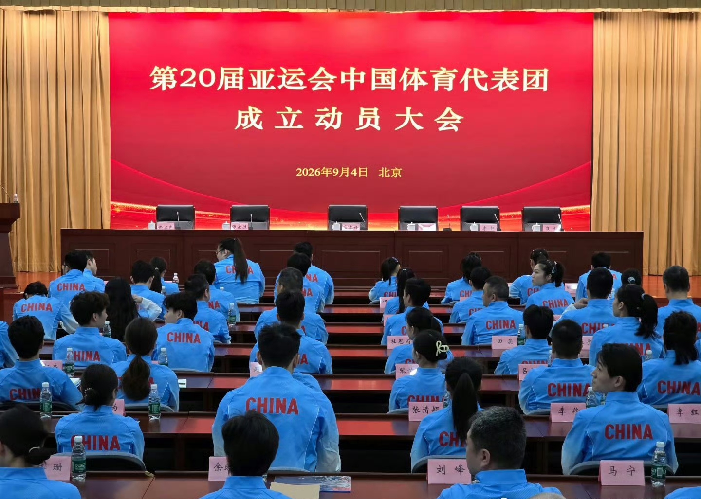 名古屋亚运会国乒随行人员出炉，真的是人员最精简的一次了，而且还有点意外！
领队：王励勤
教练：秦志戬、肖战、王皓、马琳、王建军、于子洋
医务康复：莫光超、孟煜人、任钰琪
管理翻译：何潇
女运动员：孙颖莎、王曼昱、陈熠、蒯曼、范姝涵
男运动员：王楚钦、林诗栋、温瑞博、向鹏、黄友政 
……～
有点意外的