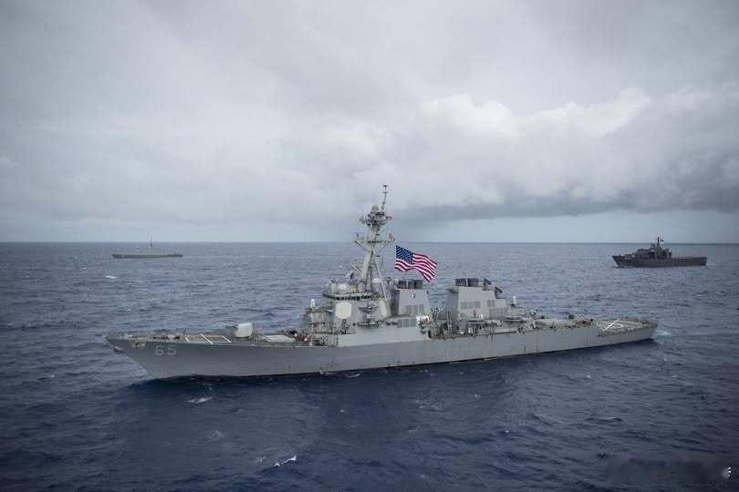 一艘美国海军驱逐舰在海上漂流，因完全丧失动力！🚨

据CNN报道，尤斯·本福德号（USS Benfold）在南中国海因发电机故障而在海上完全瘫痪长达四天。

约300名船员被困在闷热的热带高温中——没有运转的空调，没有厕所，没有可用的厨房，也没有安全的饮用水。这艘战舰漫无目的地漂流，直到拖船护送它一 ​