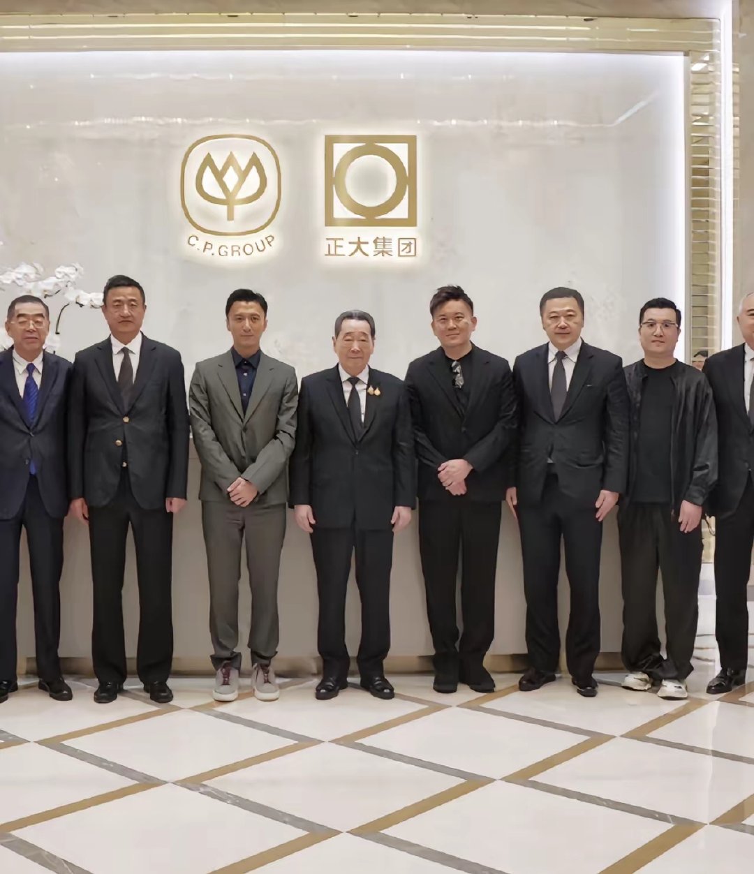 45岁谢霆锋又有大动作！现身正大集团总部，老板亲自接待，一行20多人正大领导层跟在他们身后，合照站在C位气场强大。 ​