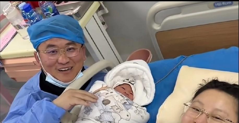 那个被郭德纲用枕头砸下台的男人，悄悄买了三套房。 当年电视里所有人都在...