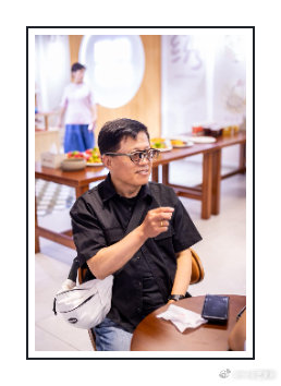 #眼镜戴了和没戴是两回事# 雷鸟iO搭载高清实时转写功能，嘈杂环境也能精准捕捉人声，听障人士面对面聊天不再局促，无障碍沟通融入日常 #AI眼镜给听障人士开了一扇窗##等我戴上眼镜你再说# ​