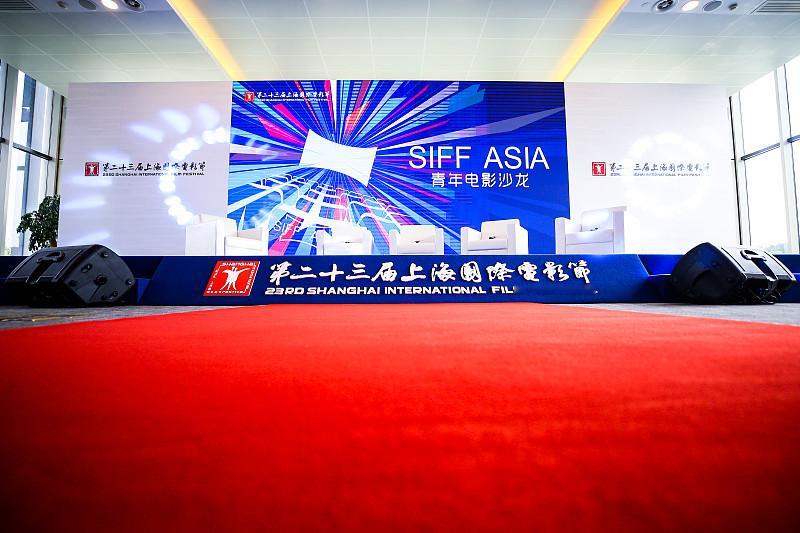 第五届亚洲国际青年电影展在香港的金兰奖颁奖典礼刚落下帷幕，热度还没散，转头就官宣下一届带着千万美金的扶持基金落户迪拜，刚好赶上中阿建交42周年，直接把华语青年影像的出海格局拉满了。
现场江一燕、于文文、李东学这些熟面孔都到场助阵，最惊喜的是王亚楠一人包揽两项大奖：靠《给时间的情书》拿了最佳音乐短片导
