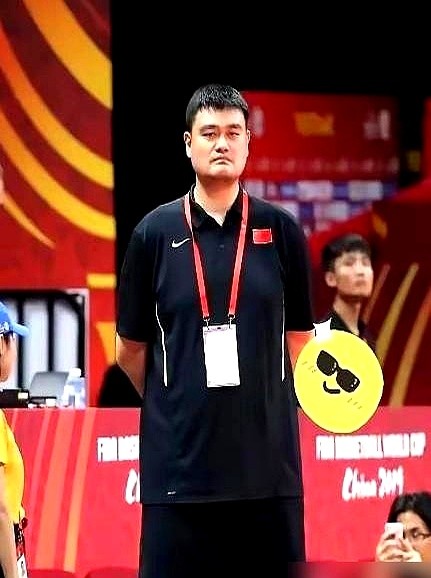 当年被骂停的红蓝分队战术，七年后又被原封不动捡了回来。

2019年世界杯一输，铺天盖地的口水直接把姚明这套计划淹死。60多个年轻人的大名单瞬间缩水，选拔大门重新关死。

隔壁日本男篮捡走这套双国家队模式，死磕几年，硬生生踩在咱们头上成了亚洲霸主。眼看打不过了，2026年这套体系才被重新端上桌。