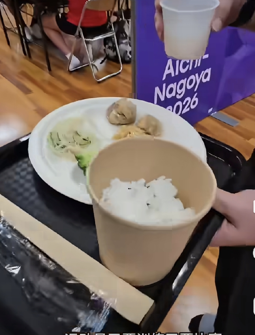 这哪里是办比赛，这是减肥训练营吧！
泰国队吐槽名古屋亚运会：三片肉，一点青菜，还限量，这伙食，哪里是去比赛，是去渡劫啊！
运动员吃这点饭塞牙缝都不够，更何况还要保持那么大的运动量！
谁去比赛一圈回来，都堪比魔鬼训练营！
真是担心国乒啊！
压力山大的情况下还吃不饱，睡不好！
这么差劲的主办方，还真是头