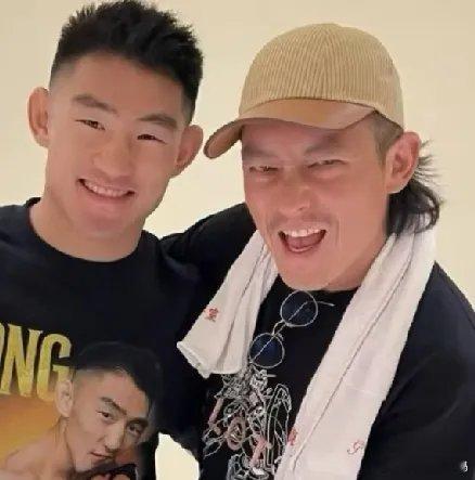 宋亚东夺冠后与陈冠希合影，陈冠希明显缺少阳刚之气，又老又衰，精气神很差，被宋亚东直接比下去了，不过，陈冠希的人脉挺广。

陈冠希最近又开始活跃了，不仅在上海举办卡片展，还与黄晓明等人一起参加路演。

8月29日，2026 UFC格斗之夜暨精英之路上海站比赛上，中国选手宋亚东在男子雏量级比赛中战 ​