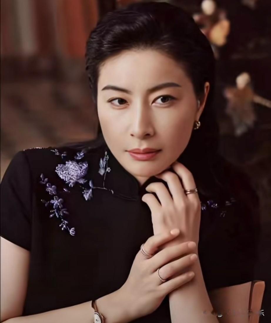  她长相大气温婉，自带祥和之气，肌肤白润如玉，素颜时尤为清雅，她美的...