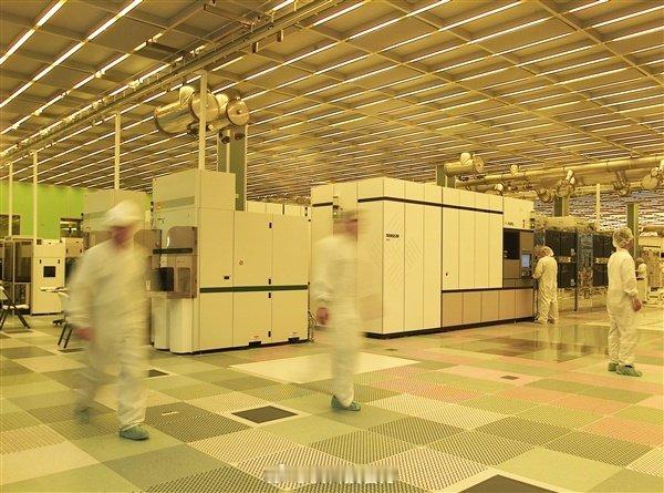 【DUV光刻机也能造3nm芯片！中科院GAA晶体管重大突破：绕开EUV光刻机】9月18日消息，中科院公布新型全环绕栅极GAA晶体管架构，在DUV光刻机上实现超50万倍开关比，理论可解锁3nm等效性能，为缺EUV条件下国产芯片逼近先进制程打开新路径，目前中道、后道布线瓶颈仍待突破。 ​