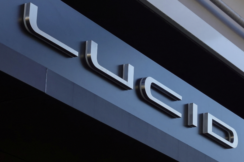 这家新势力召回2.7万辆电车，建议车主停室外

Lucid宣布召回27,185辆Air轿车，并警告车主将车辆停放在远离建筑物的地方，以避免潜在的火灾隐患。

此次召回涉及2022年至2026年间生产的Lucid Air。罪魁祸首是保护不当的线路电路，可能导致过热。

大多数采用传统电气系统的汽车都使用传统的保险丝，当电 ​