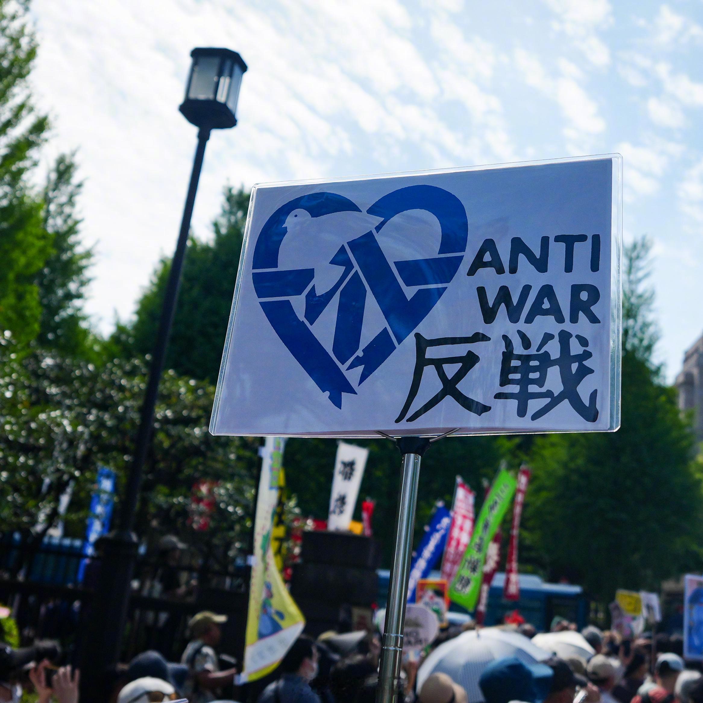 【国际观察｜#冲绳命案凸显日本倚美恶果#】日本冲绳县议会9日就驻日美军士兵涉嫌抢劫杀人案通过抗议决议和意见书，向美方提出抗议，并向日本政府提出交涉，要求采取有效措施防止类似案件发生，以及从根本上修订日美地位协定。
分析人士指出，日本长期依附美国，在双边关系中处于不平等地位，这起命案正 ​