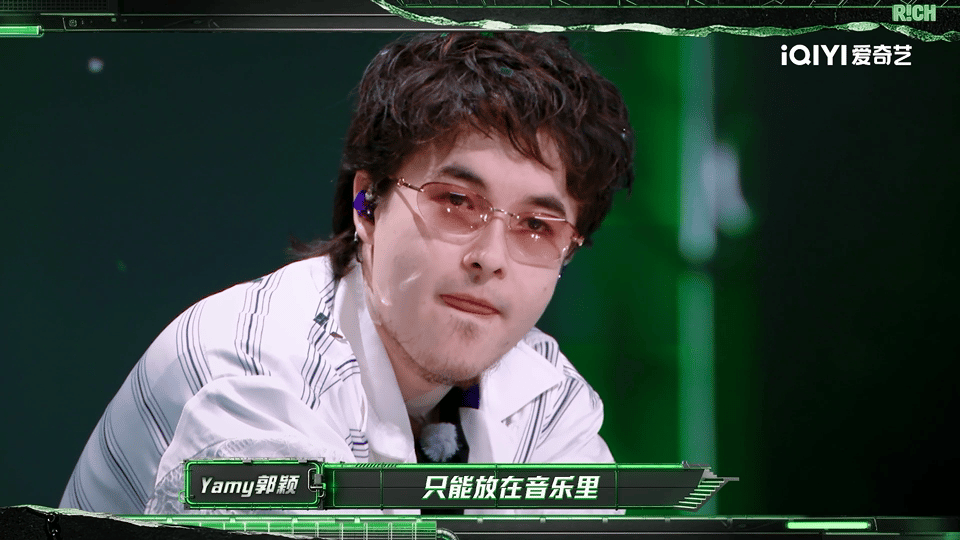 两场落泪拼凑出他的内心世界，感恩曾经扶持自己的前辈，共情歌词里的情绪难...