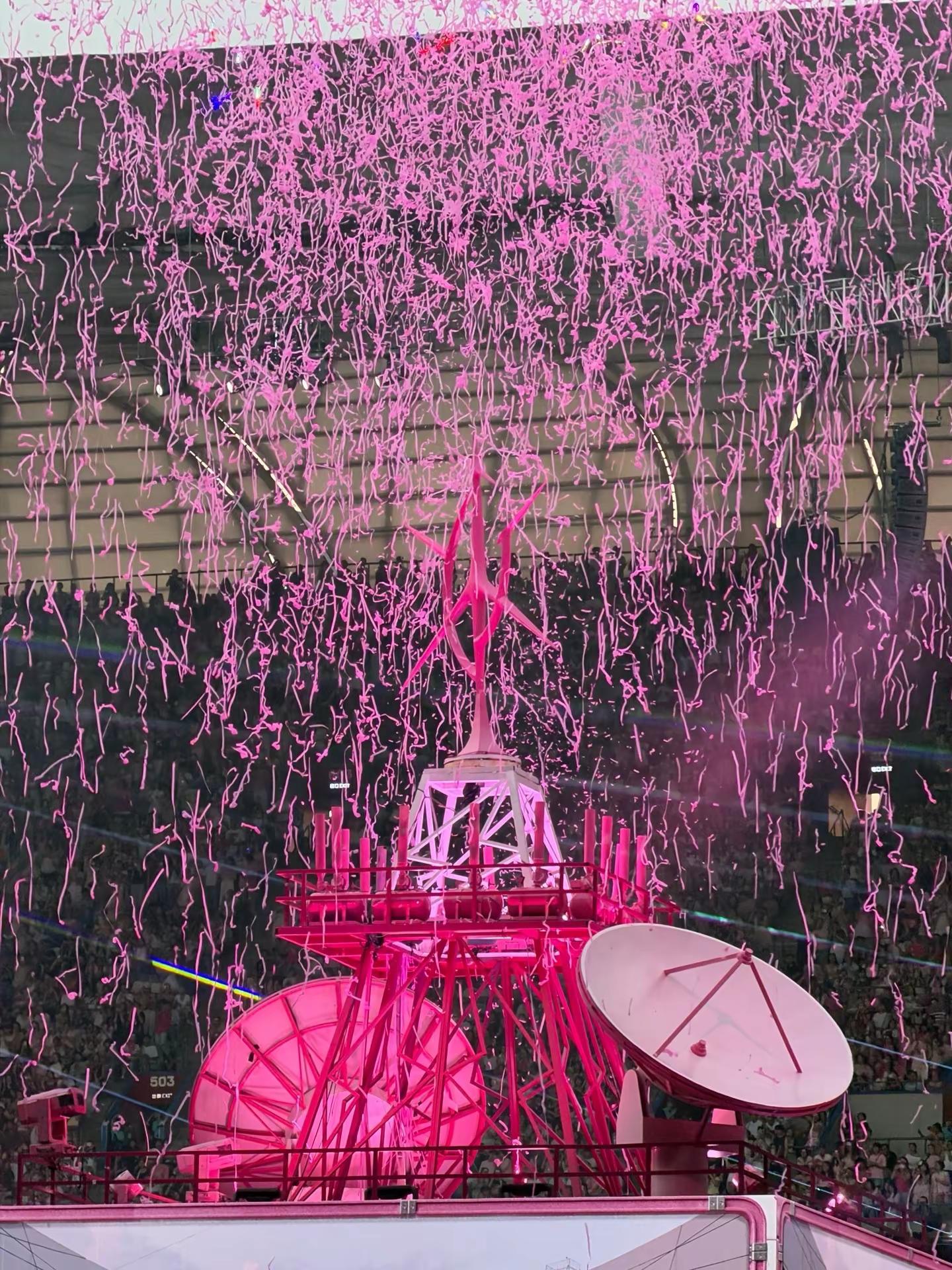 谁懂啊！汪苏泷现场真的太绝了！当熟悉的旋律响起来，全场一起合唱，鸡皮疙瘩直接起来。粉色灯海、漫天彩带，把少年时代全部还给我们。三个小时太短，这场浪漫我可以回味很久。神级演唱会 演唱会彩带雨 演唱会live