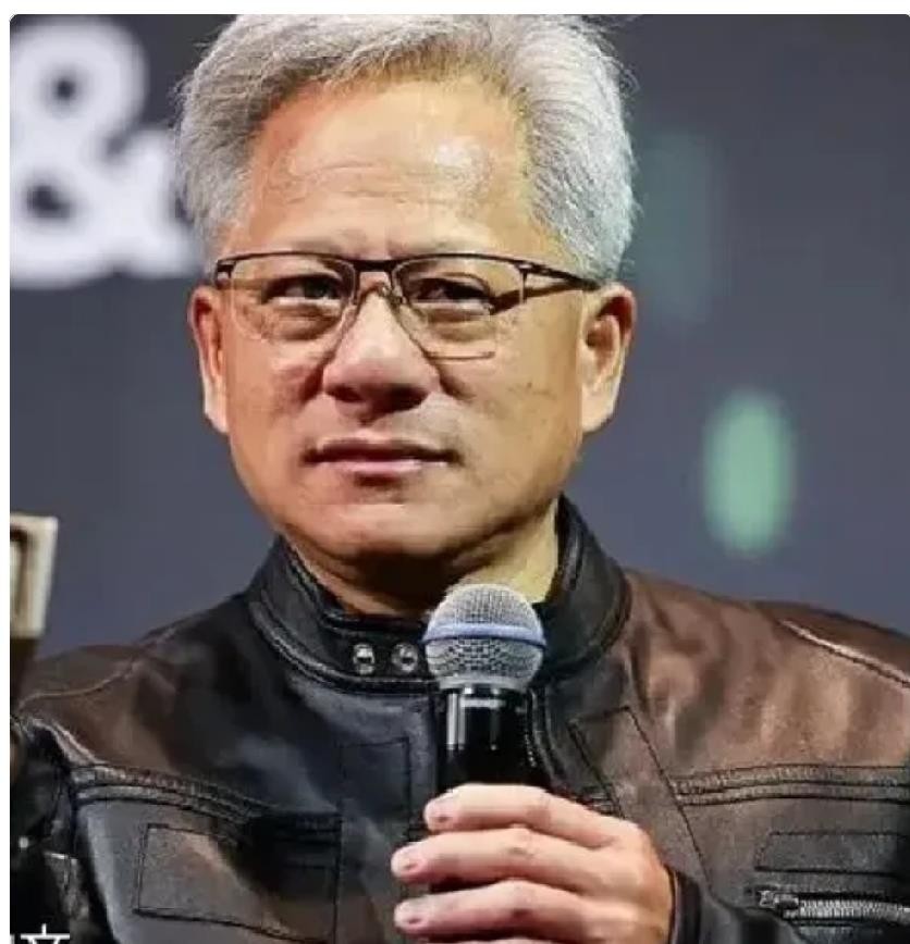 黄仁勋9月14日在洛杉矶科技峰会上当着全场观众的面接了特朗普的免提电话，两人一唱一和把“AI末日论”定性成了骗局。老黄还补了一句，说中国那边聊AI全是务实落地，没人整天念叨什么人类毁灭。这事看着热闹，细想挺有意思。老黄是卖芯片的，算力需求越大他越开心，末日论一喊大家都不敢踩油门，他那些数据中心卖给谁
