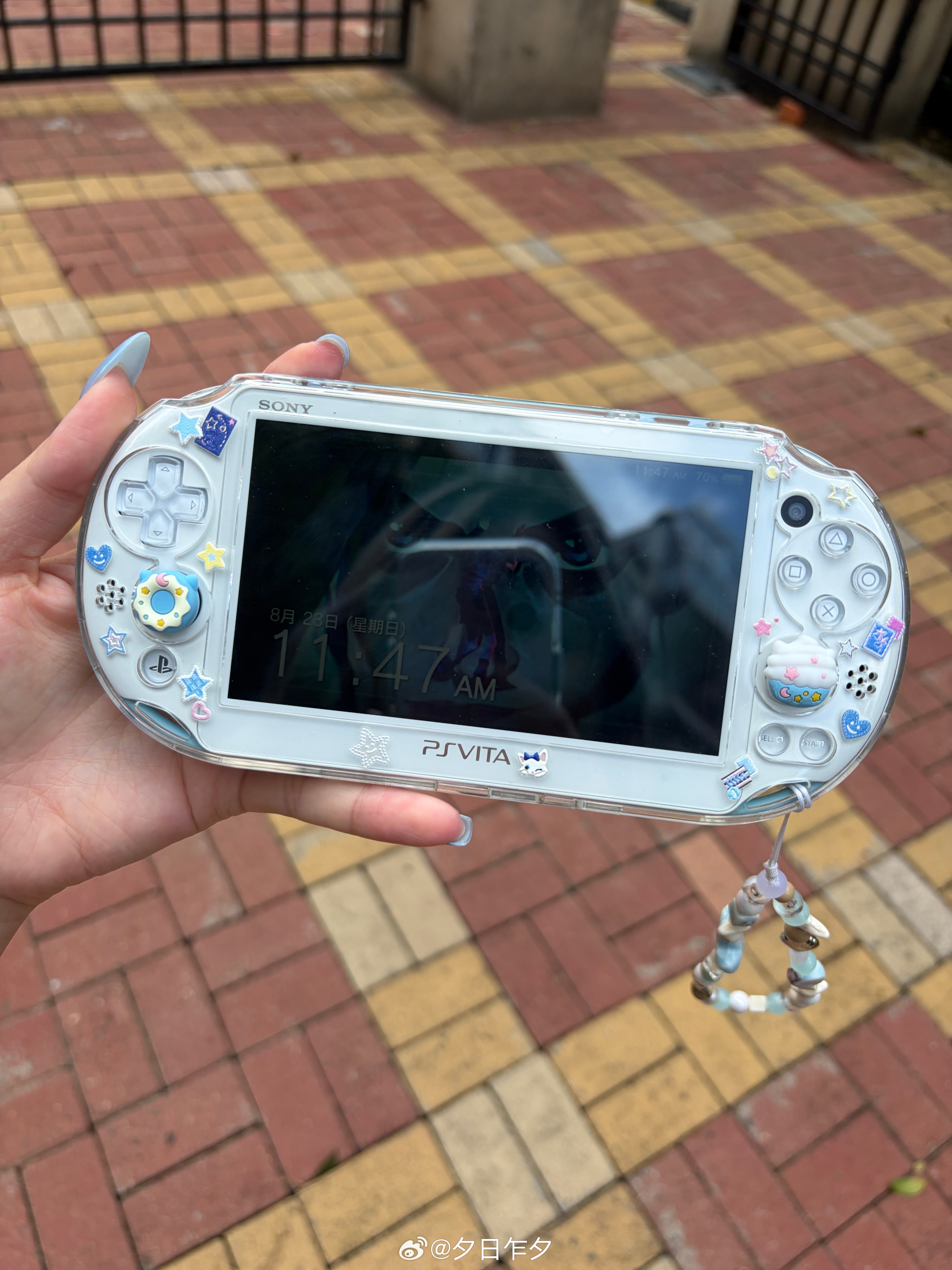 上一代及之前的掌机系列都比switch的手感好，买3ds的时候赞叹好伟大的掌机，买psv后结果3ds也不玩了…[捂嘴哭][捂嘴哭]switch越做越大完全不考虑作为掌机握着有多难受，包括lite其实玩久了也很重，索尼不是马上也要出新一代掌机了吗，支持游戏硬件厂商都卷起来行吗，别卷谁屏幕更大了，我要更轻的机重 ​