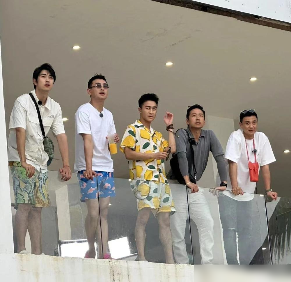黄晓明一个演员，站了赌王儿子答谢宴的C位。旁边何猷君反而靠边，这画面比婚礼本身还刺激。
9月28日澳门，何猷君奚梦瑶补办答谢宴。陈乔恩带着老公Alan去了，古巨基金莎袁弘张歆艺全在。合影一流出，网友全在数站位。
黄晓明跟商界大佬推杯换盏，聊得比新郎还投入。何猷君站边上，笑得像来蹭饭的。
陈乔恩