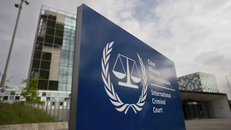 美俄联手围剿，国际刑事法院“穷途末路”。据俄新社消息，美国已经下令制裁国际刑事法院，白宫宣布国际刑事法院是“流氓法庭”，并指称该法院“迫害美国人”，为此美国将切断资源供应，使得国际刑事法院陷入瘫痪。正所谓屋漏偏逢连夜雨，就在美国掐住国际刑事法院大动脉之际，俄罗斯那边也已经向国际刑事法院院长赤根智子等