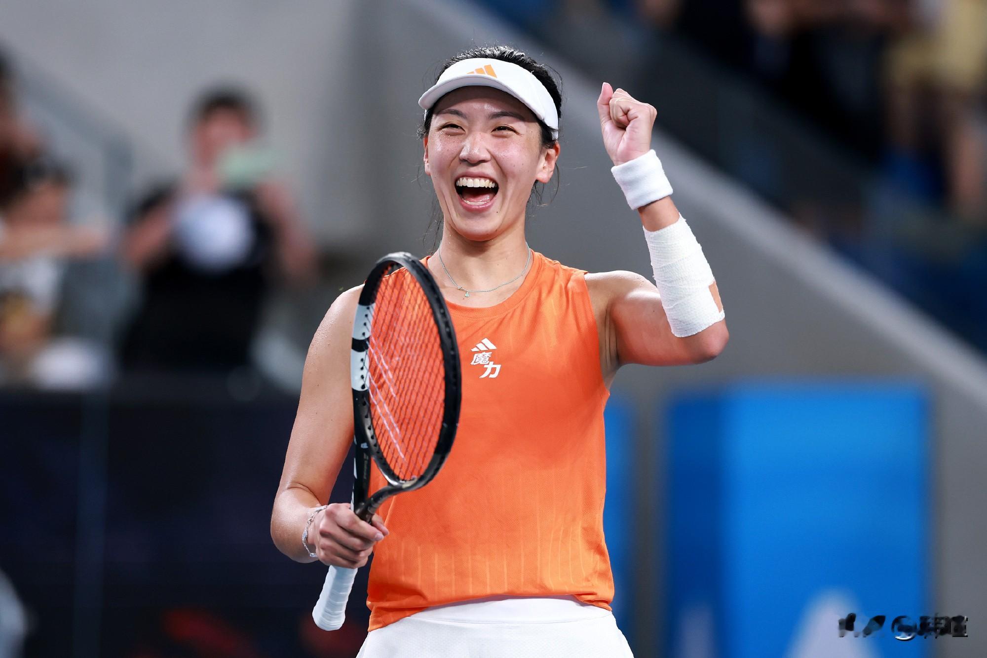 随着在美网神奇逆转凯斯，郑钦文也成为本赛季第三位能够晋级大满贯女单16强的中国金花，也是第二位从资格赛挺进大满贯女单16强的中国金花！

王欣瑜：今年澳网2-0卡利尼娜，2-1奥斯塔彭科，2-0诺斯科娃，生涯首次晋级澳网女单16强。

王曦雨：今年法网，从资格赛打起的王曦雨2-0姆拉德诺维奇、2-0