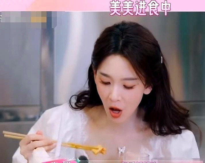 张慧雯瞪大眼睛看着对面的陈瑶，筷子停在半空：“你还要加米饭？”

四个女演员凑一桌吃饭，张月和另外两个妹子扒拉两口就赶紧放下碗，满脑子都是卡路里和上镜脸。

唯独陈瑶一个人埋头苦干，嘴里塞得鼓鼓囊囊，咽下嘴里的菜，抬头来了一句：“我才半饱，再给我盛碗饭！”

看着她那盈盈一握的细腰，旁边三个饿着肚子