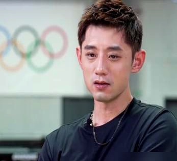 张继科在采访里直接摊牌了，问他乒坛男单最强三个人是谁，他连眼皮都不眨就把自己、马龙和樊振东摆桌面上
 

最绝的是，人家问那要是算上直板呢？他居然补了一句：算进来也还是我们仨
 

这话搁别人嘴里是吹牛，在他这儿就是底气
 

说到樊振东时他语气更狠，说小胖这人眼神里全是对胜利的欲望，只要这小子一旦