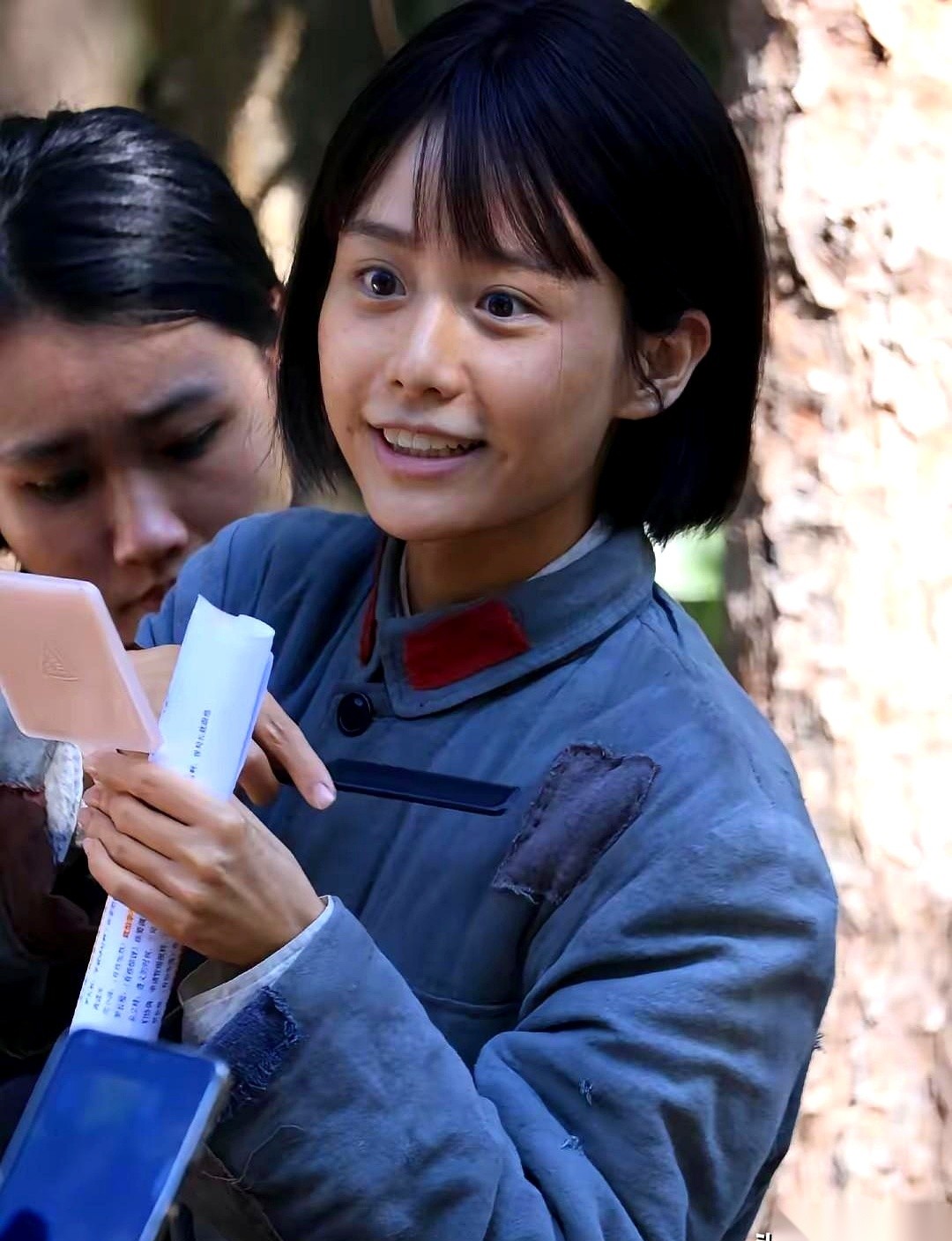 素人出身的王晓慧，直接进组出演了电视剧《红色密码》。
拍戏之前，她光凭自己结婚生子的私事就能轻轻松松冲上热搜。
目前流出来的只有网上的剧组路透，后续有没有好资源继续托住她还没有着落。
平常人看这一行，总觉得凡事都得讲个先来后到。大多是要在底下跑龙套、磨资历，熬上好些年头，才敢盼着能碰上一两回露脸的机
